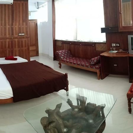 Hotel Dolphin Residency Thekkady Esterno foto
