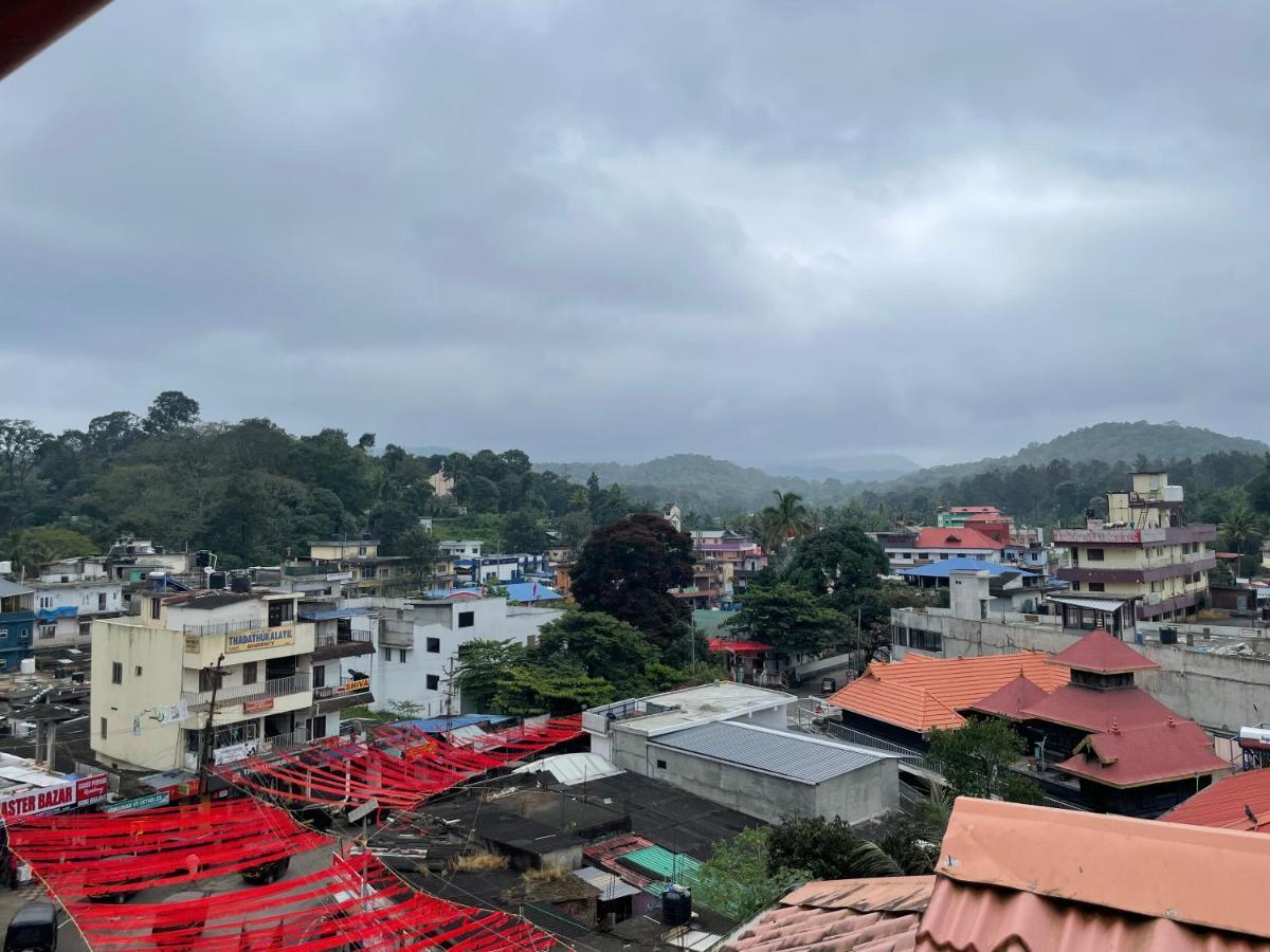 Hotel Dolphin Residency Thekkady Esterno foto