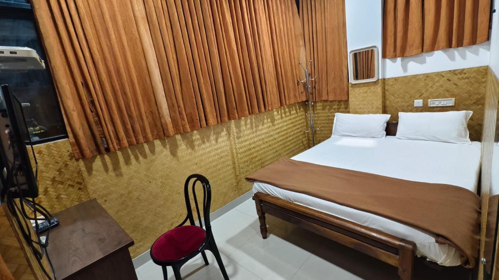 Hotel Dolphin Residency Thekkady Esterno foto